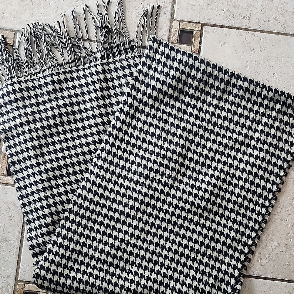 100% Cashmere Made In England Black & White Houndstooth Scarf Fringe Detailing